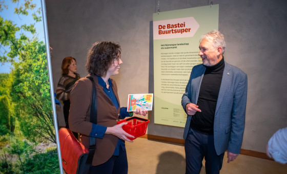 Wethouder Cilia Daemen en Hans Hooijmaijers in de expositie