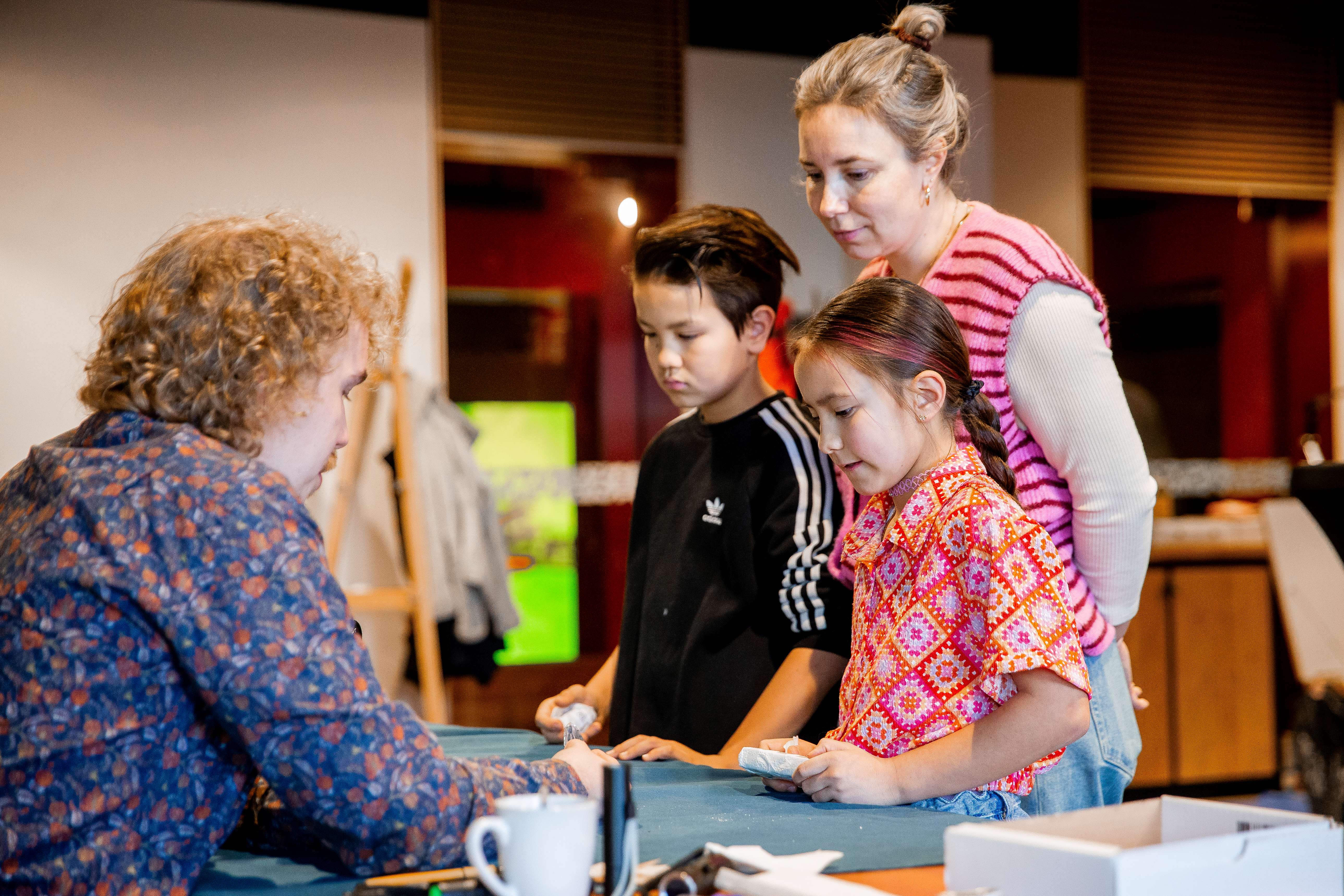 Bezoekers luisteren naar expert in het museum. 