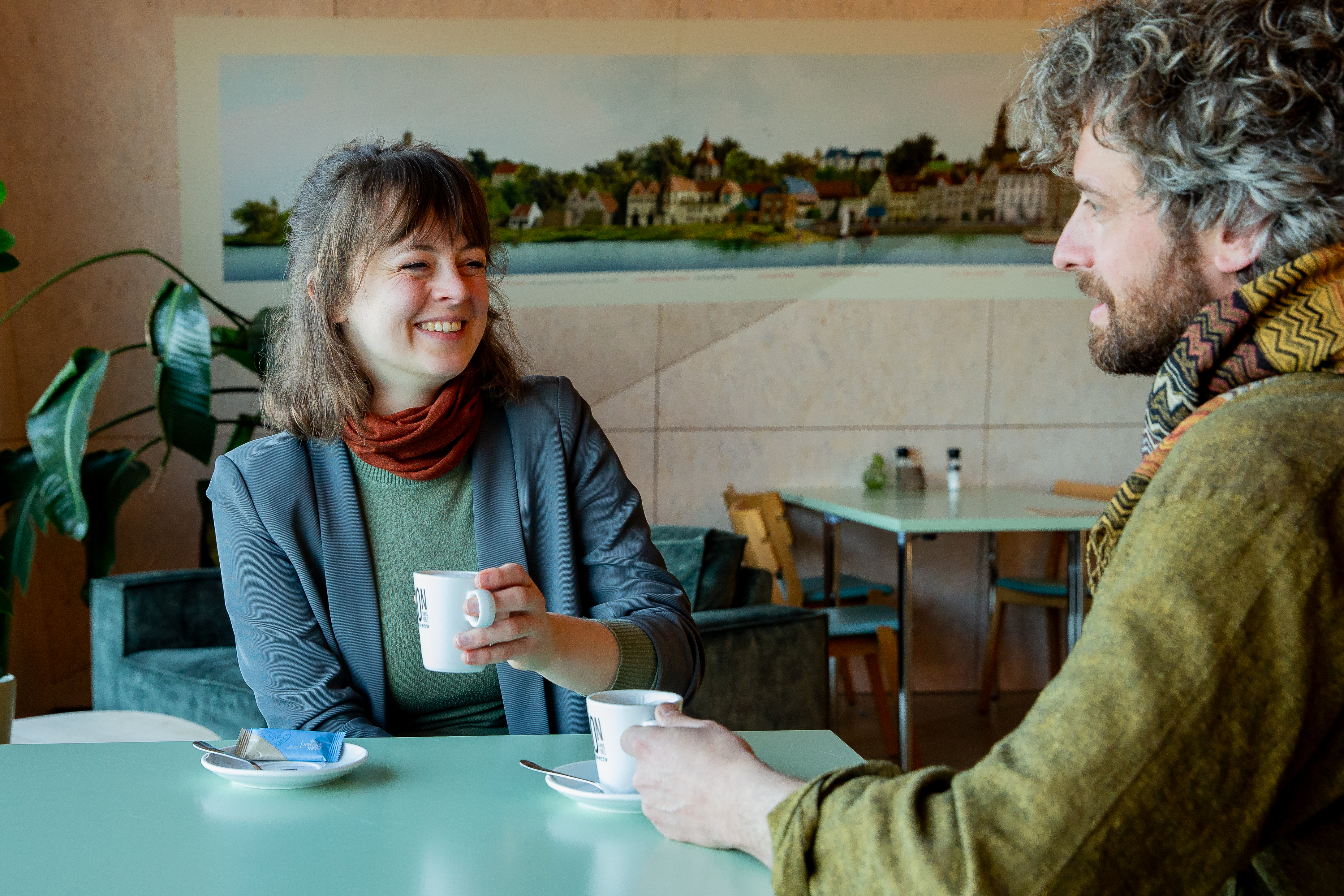 Bezoekers genieten in het museumcafé