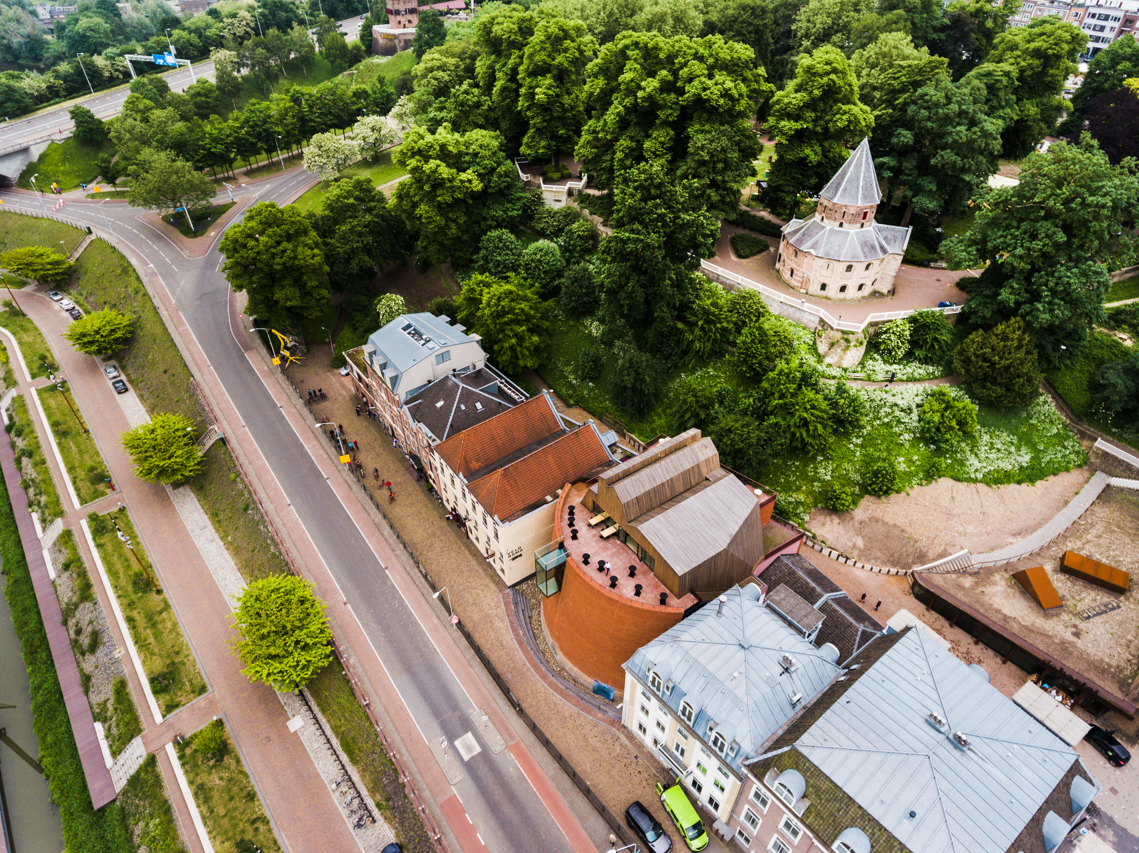 Luchtfoto van het museum aan de voet van de Valkhofheuvel. 