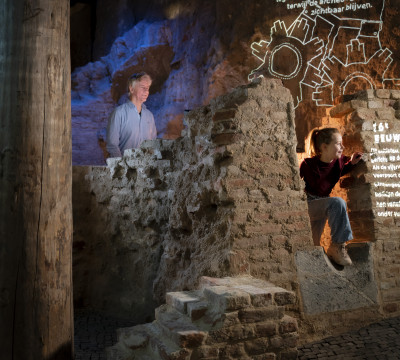 Bezoekers tussen de archeologische muurrestanten
