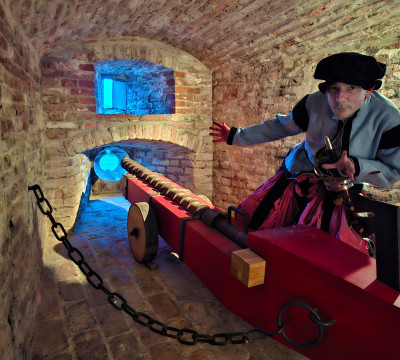 Kanonnier bij het kanon in Museum De Bastei in Nijmegen