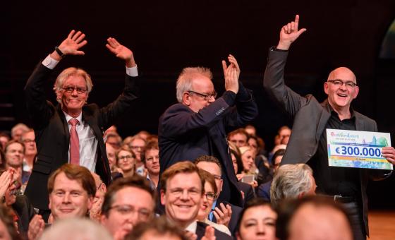 De Bastei ontvangt een cheque van de BankGiroLoterij tijdens het GoedGeldGala 2017, foto: Roy Beusker