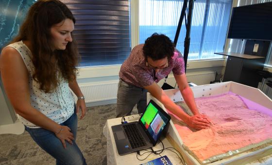 De ontwikkelaars van de Sandbox voor De Bastei aan het werk op hun kantoor bij Deltares