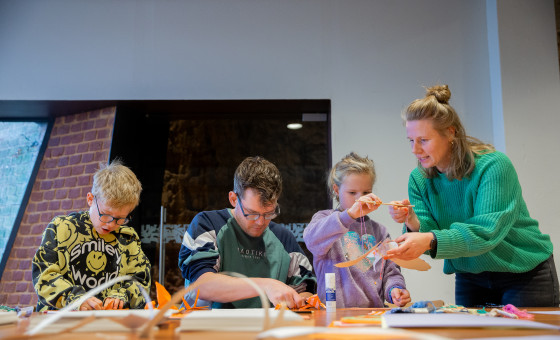 Bezoekers knutselen in het Atelier