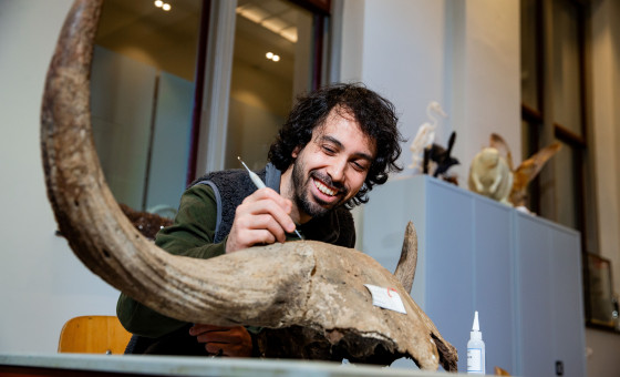 De bottenprofessor met zijn verzameling.