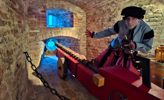 Kanonnier bij het kanon in Museum De Bastei in Nijmegen