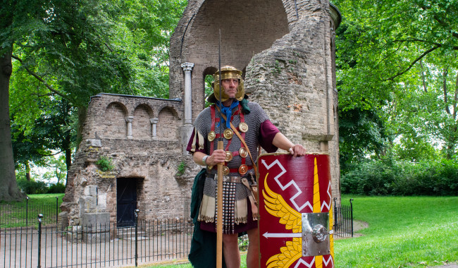 Een Romein voor de Barbarossa ruïne
