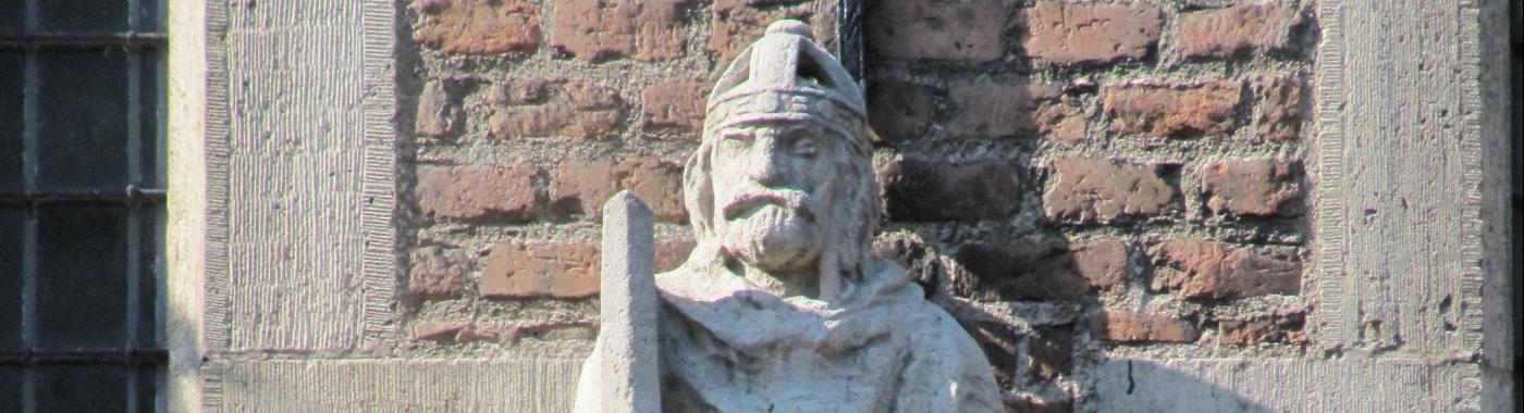 Beeld van keizer Karel de Grote door Albert Termote op de gevel van het Stadhuis van Nijmegen in de Burchtstraat