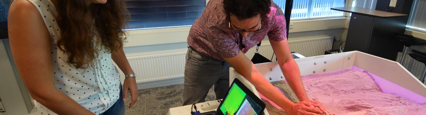 De ontwikkelaars van de Sandbox voor De Bastei aan het werk op hun kantoor bij Deltares