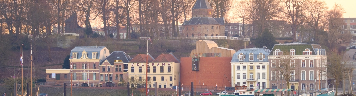 De oostelijke Waalkade met De Bastei in Nijmegen. Fotograaf: Peter Eekelder