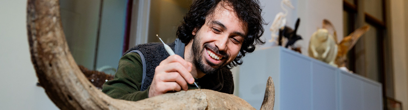 De bottenprofessor met zijn verzameling.