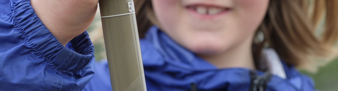 Kind met een bodemprofiel van de rivierbodem.