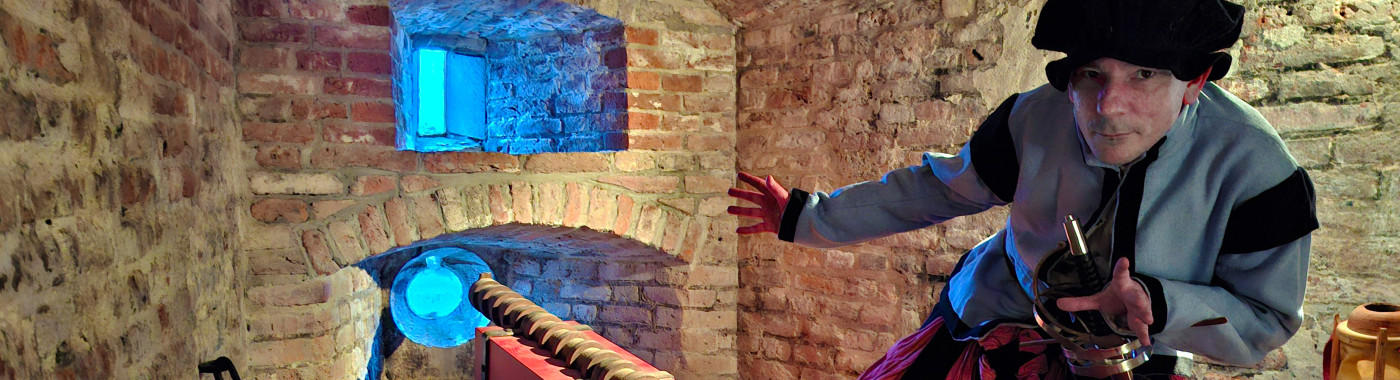 Kanonnier bij het kanon in Museum De Bastei in Nijmegen