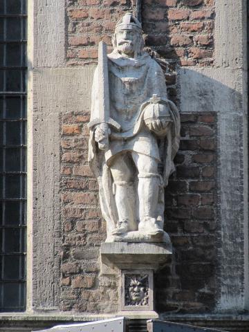 Beeld van keizer Karel de Grote door Albert Termote op de gevel van het Stadhuis van Nijmegen in de Burchtstraat