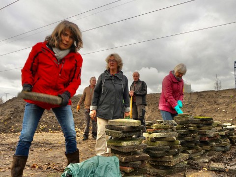 Sjouwen met stenen voor de bouw van een ecoruïne. Foto: Jan Willem de Venster | Groene Vrijdag