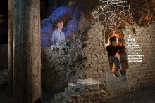 Bezoekers tussen de archeologische muurrestanten