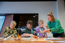 Bezoekers knutselen in het Atelier