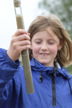 Kind met een bodemprofiel van de rivierbodem.