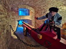 Kanonnier bij het kanon in Museum De Bastei in Nijmegen