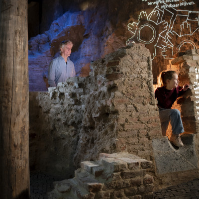 Bezoekers tussen de archeologische muurrestanten