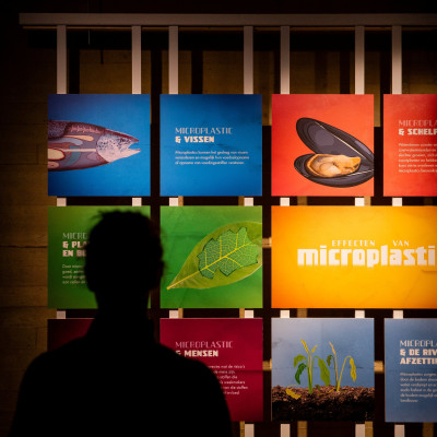 Informatiepanelen over de effecten van microplastics op het leven in en om de Waal.