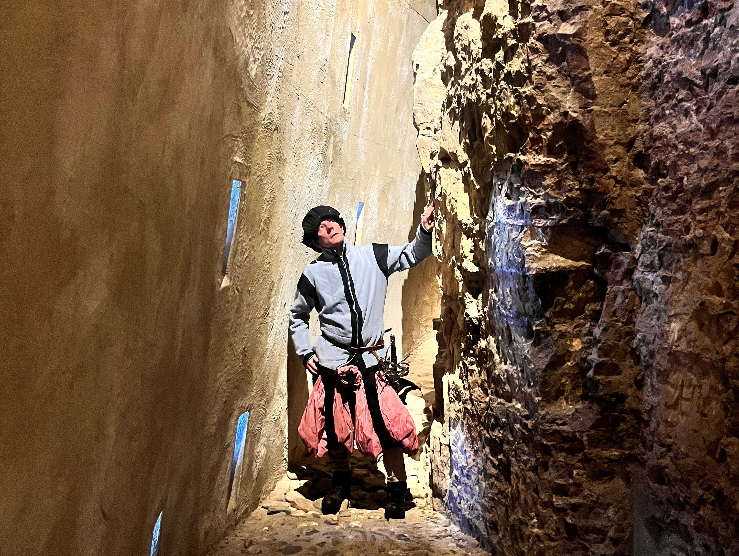 Kanonnier staat tussen de nieuwe en oude buitenmuur van de bastei